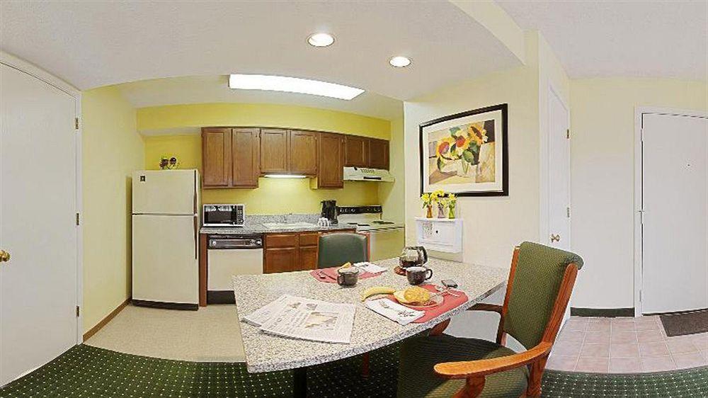 Sonesta Simply Suites Cleveland Airport Middleburg Heights Exterior photo