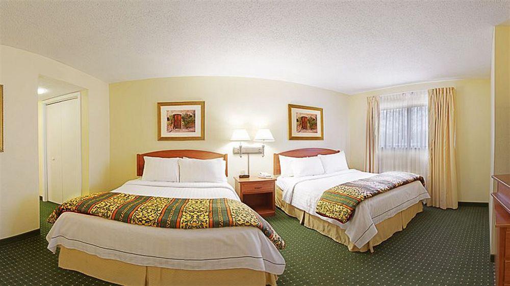 Sonesta Simply Suites Cleveland Airport Middleburg Heights Exterior photo