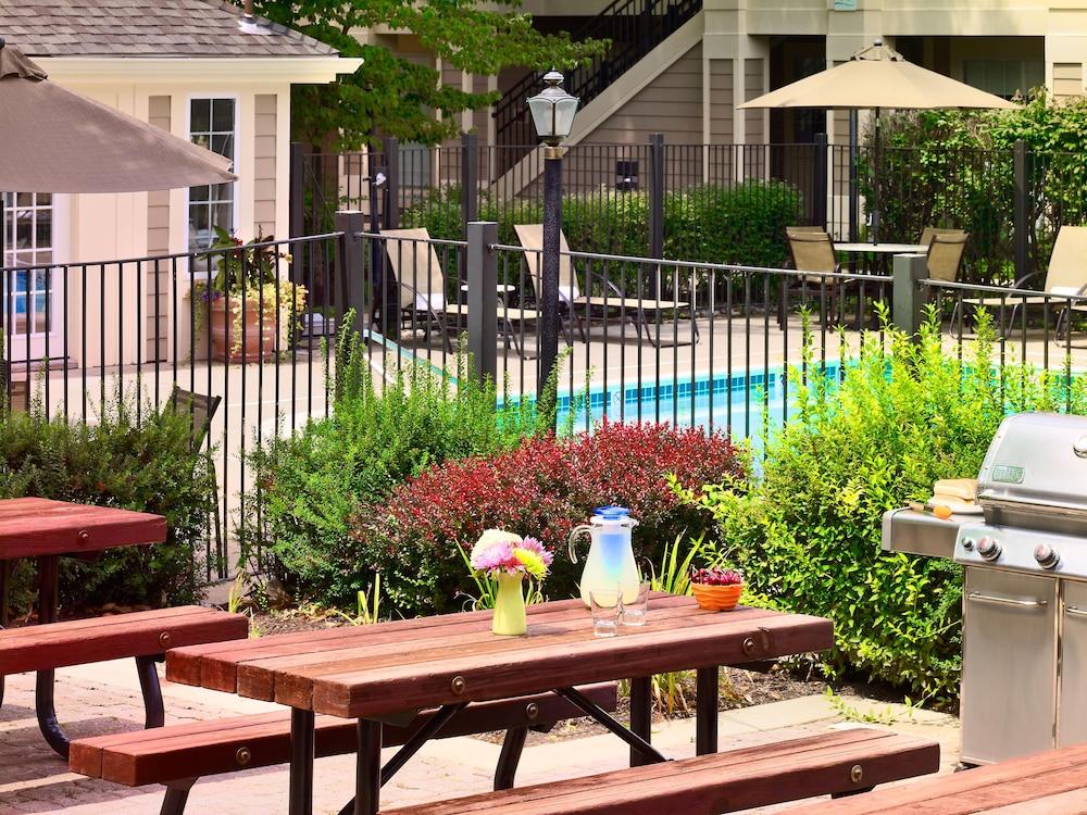 Sonesta Simply Suites Cleveland Airport Middleburg Heights Exterior photo