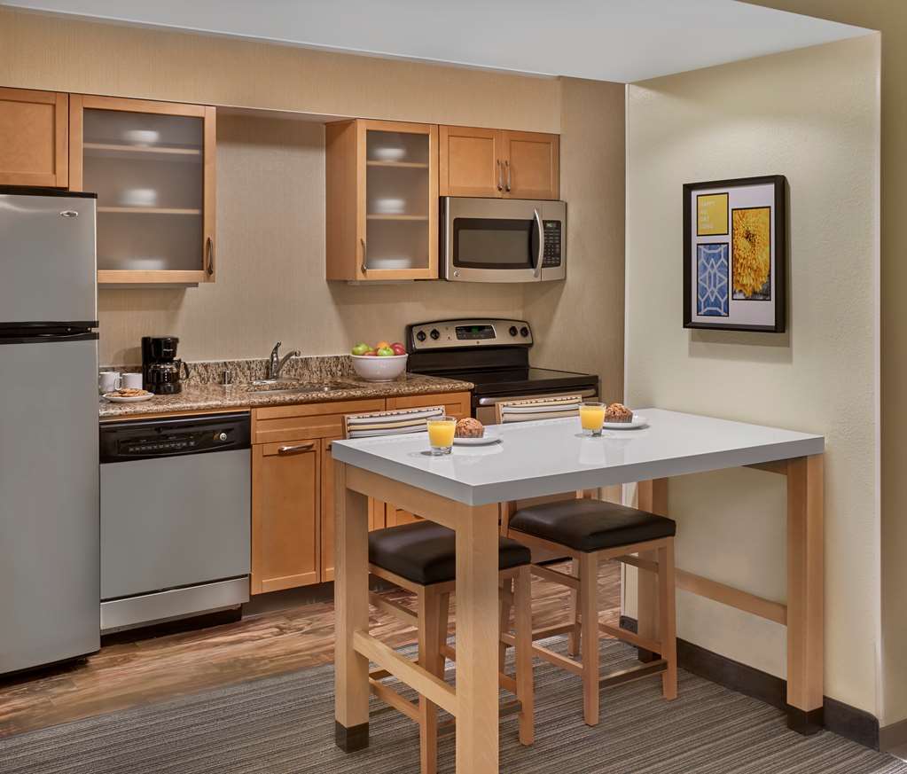 Sonesta Simply Suites Cleveland Airport Middleburg Heights Room photo